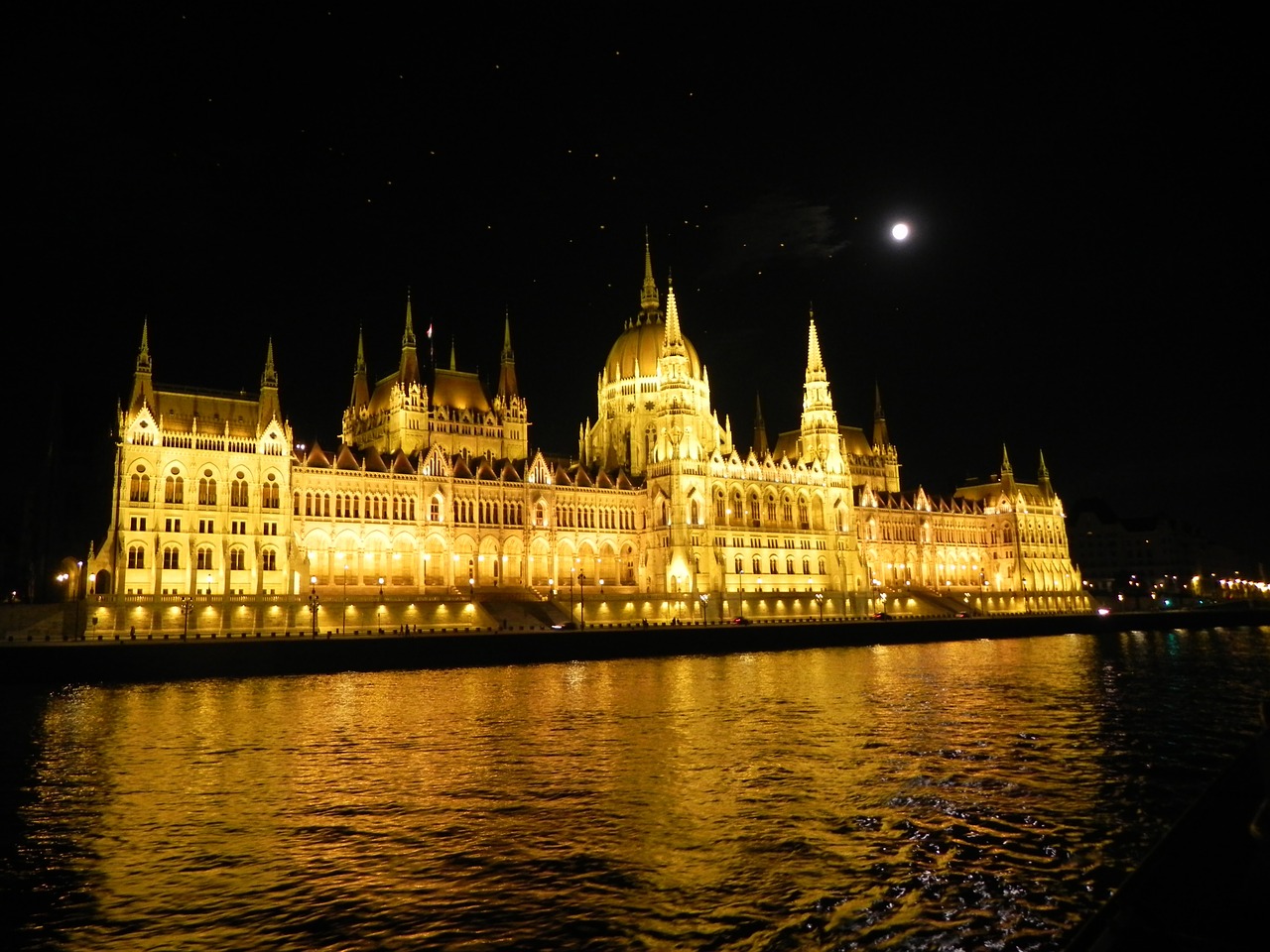 budapest parliament river free photo