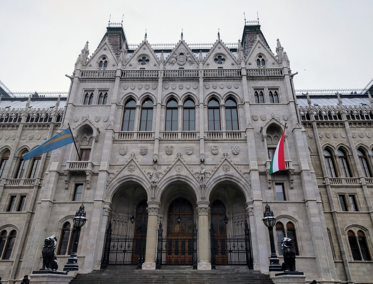budapest parliament facade free photo
