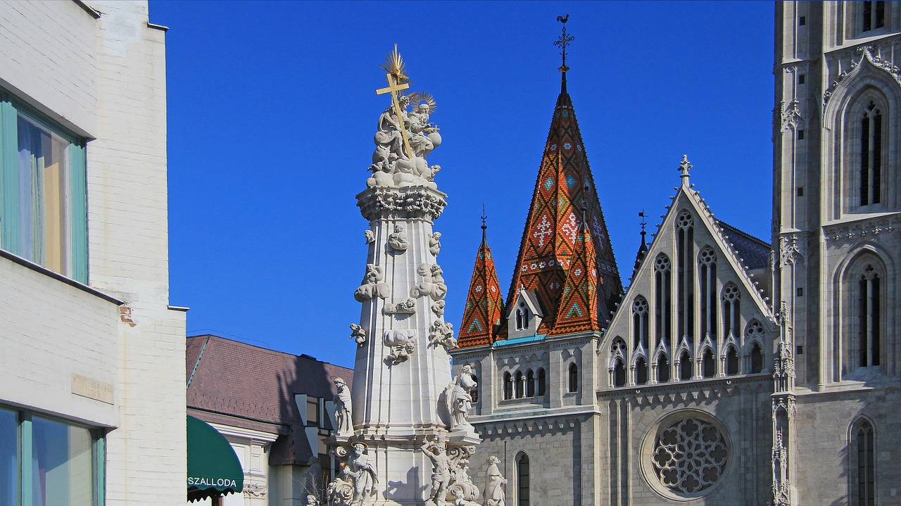 budapest statue of the holy trinity church free photo