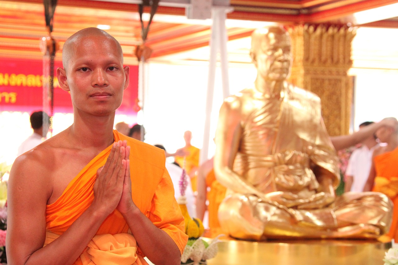 buddhist pray buddhists free photo