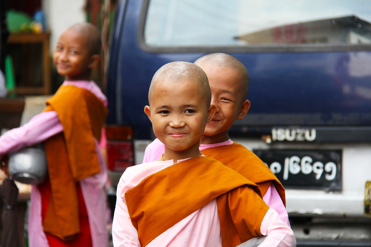 buddhist nuns girls free photo