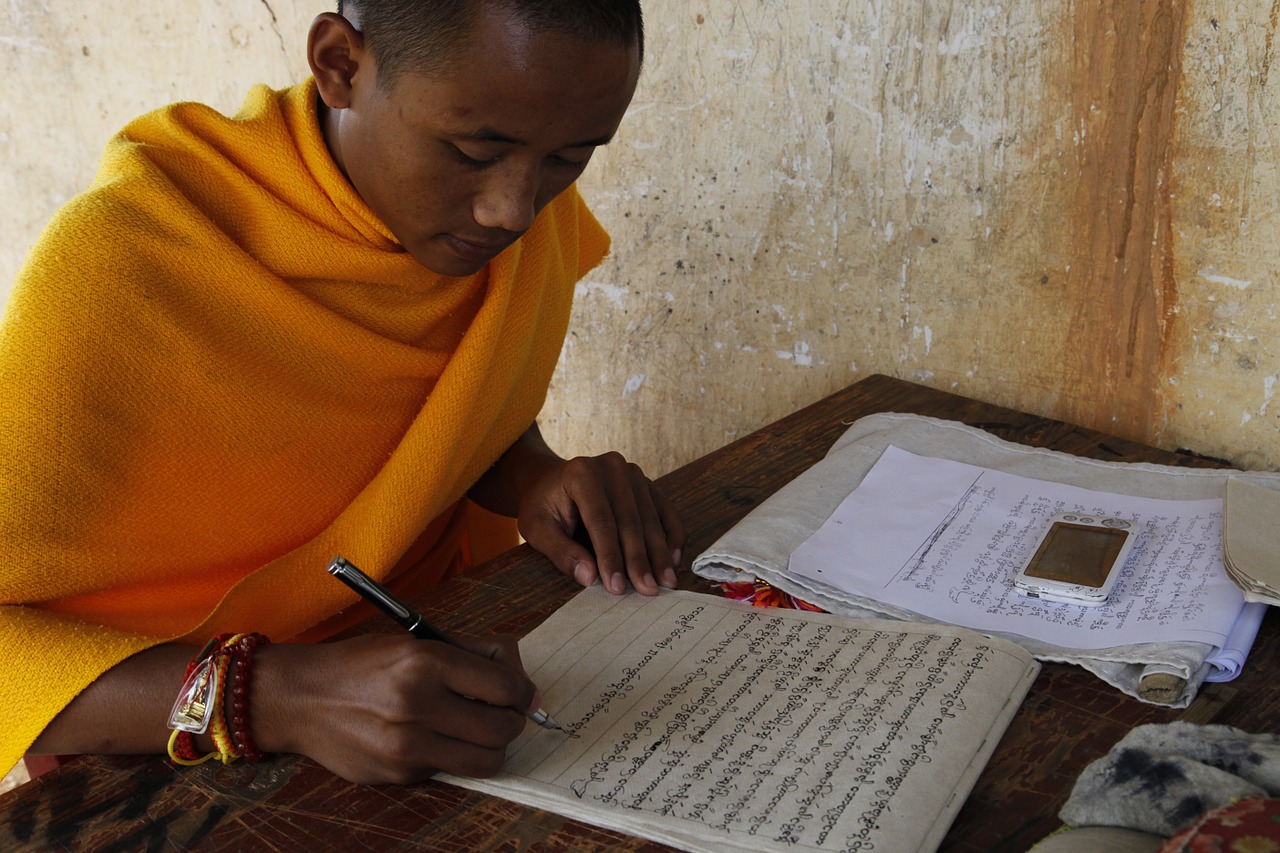 buddhist monk by the book note free photo