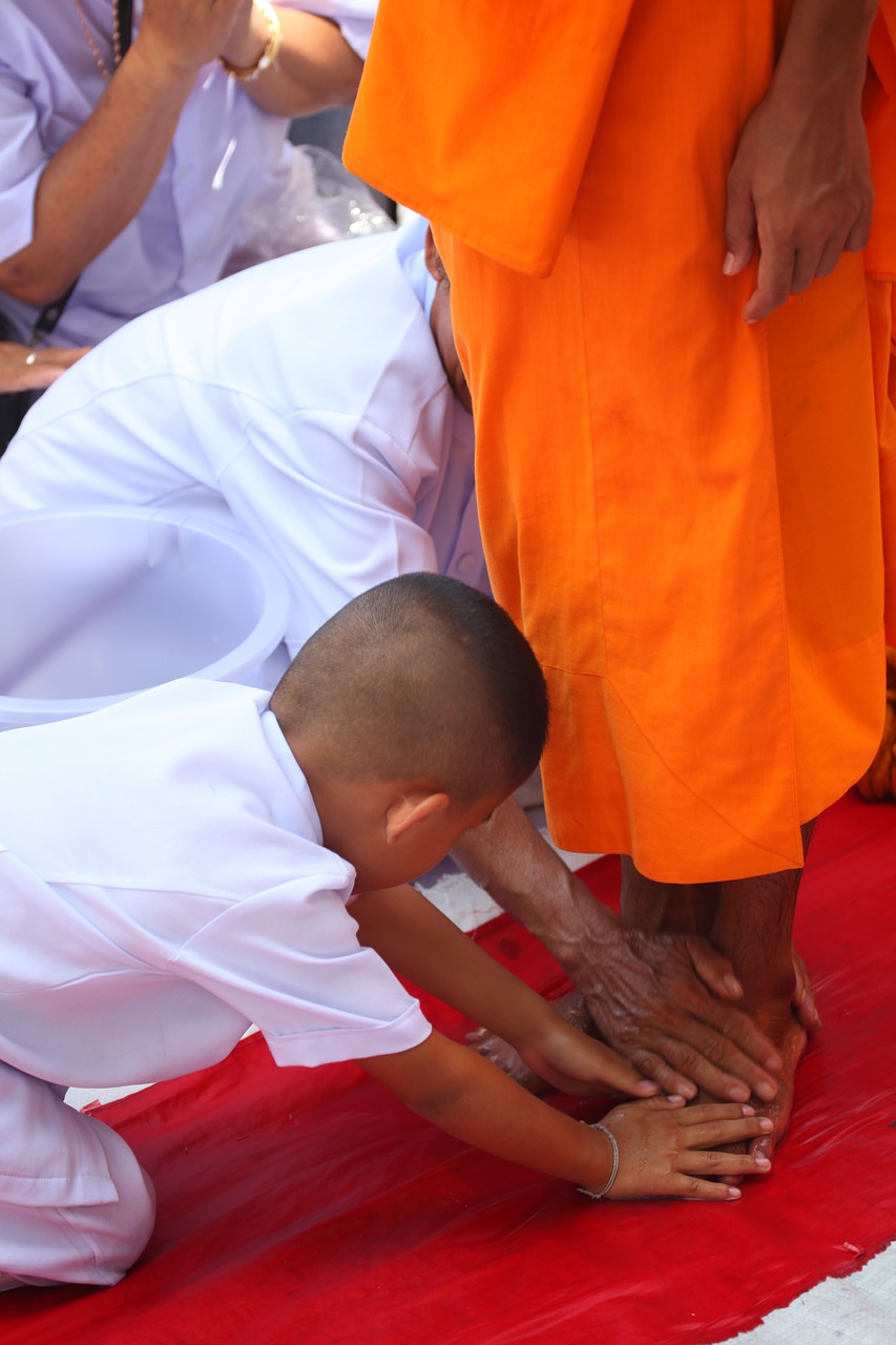 buddhists monks monks meditate free photo