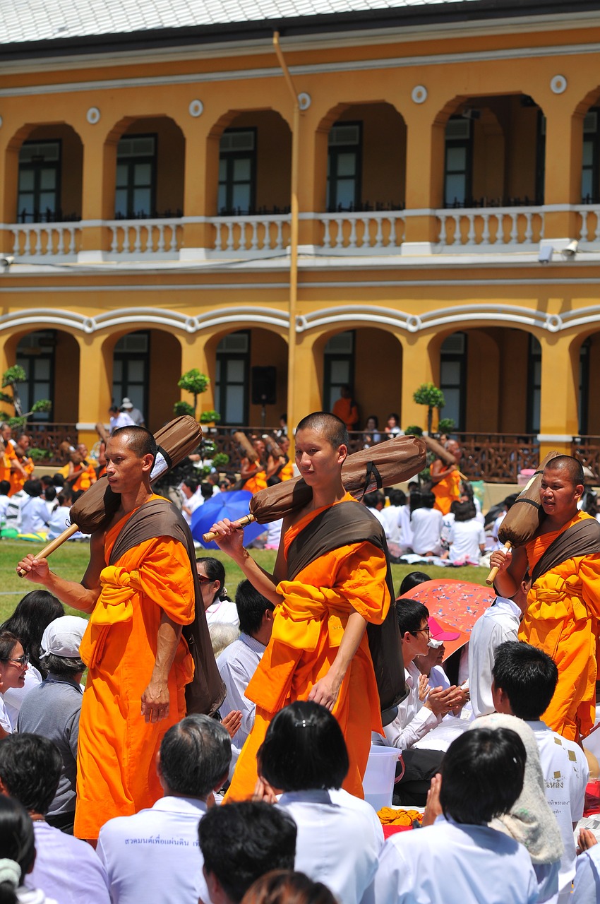 buddhists monks monks meditate free photo