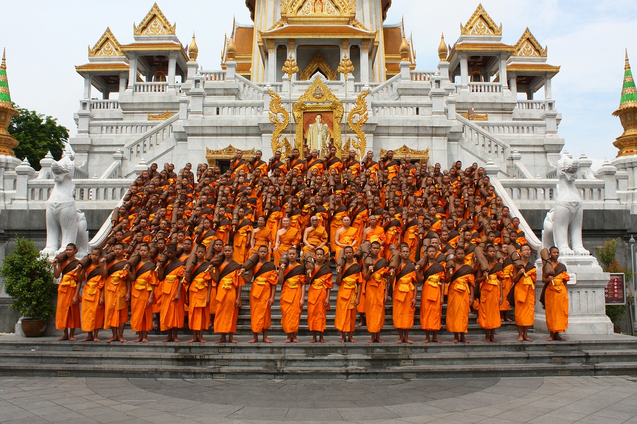 buddhists monks buddhism buddhist temple free photo