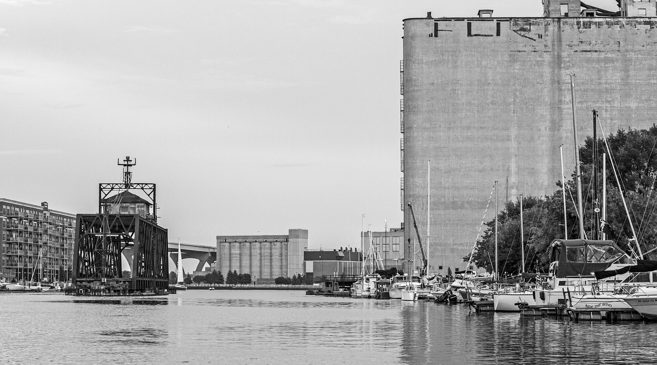 building milwaukee sky free photo