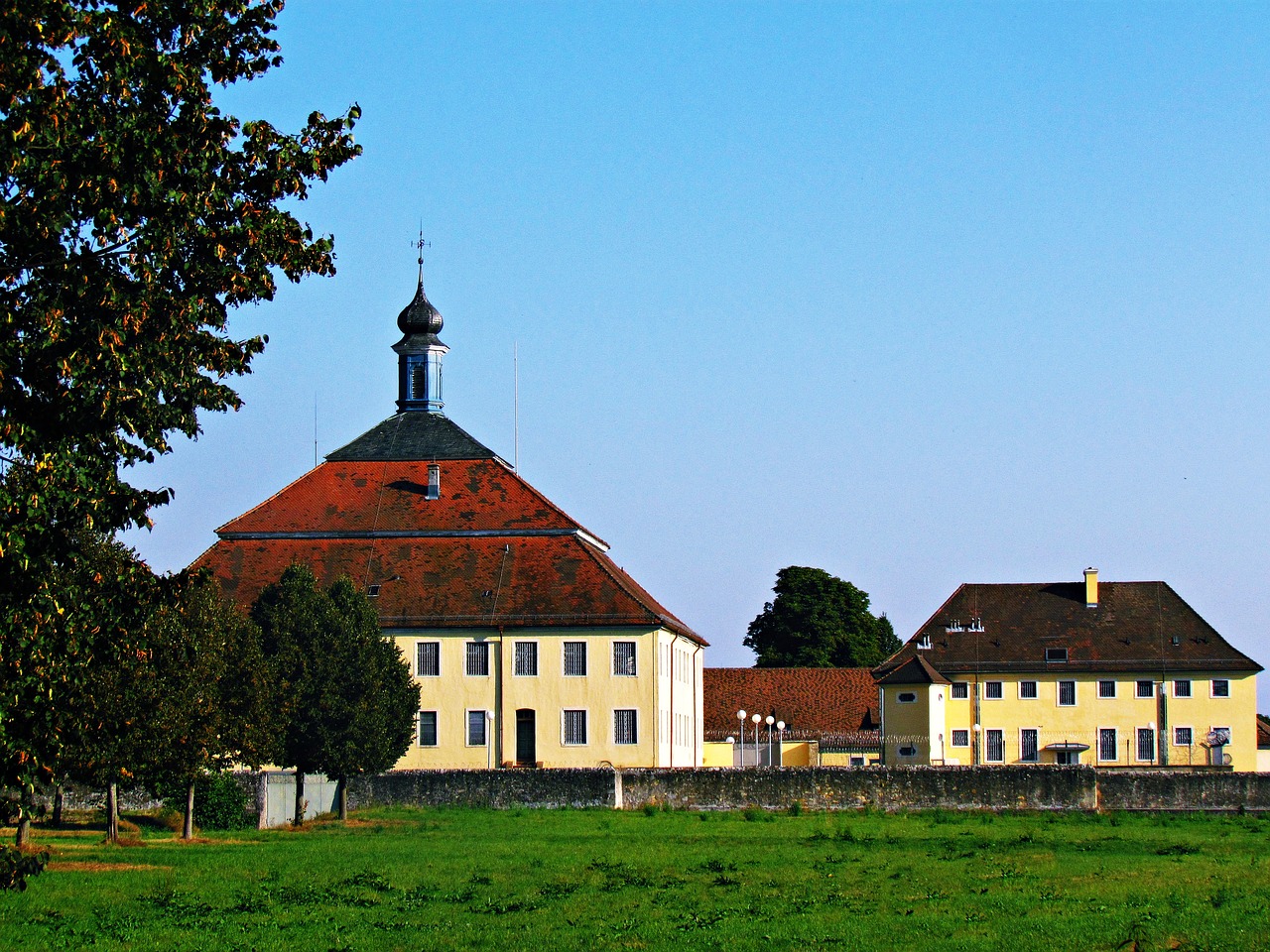 building prison castle free photo