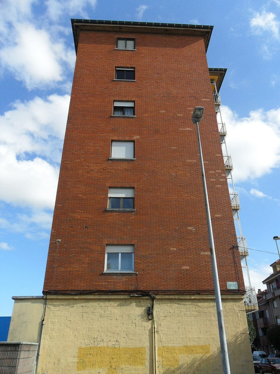 building lamppost urban free photo