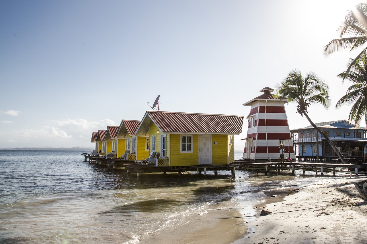 bungalow house sea free photo