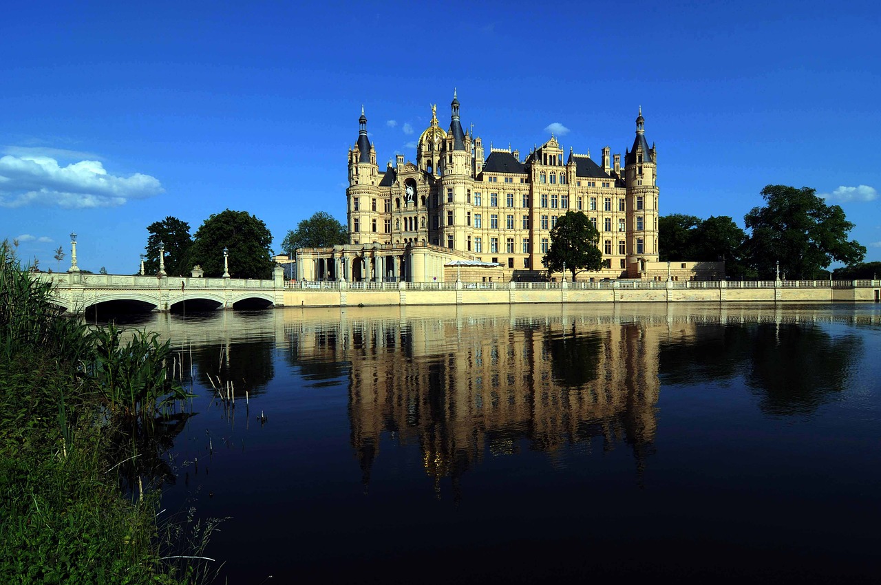 burgsee  blue sky  castle island free photo