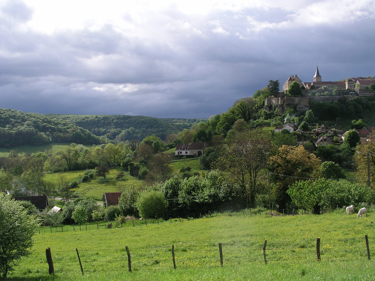 burgundy village church free photo