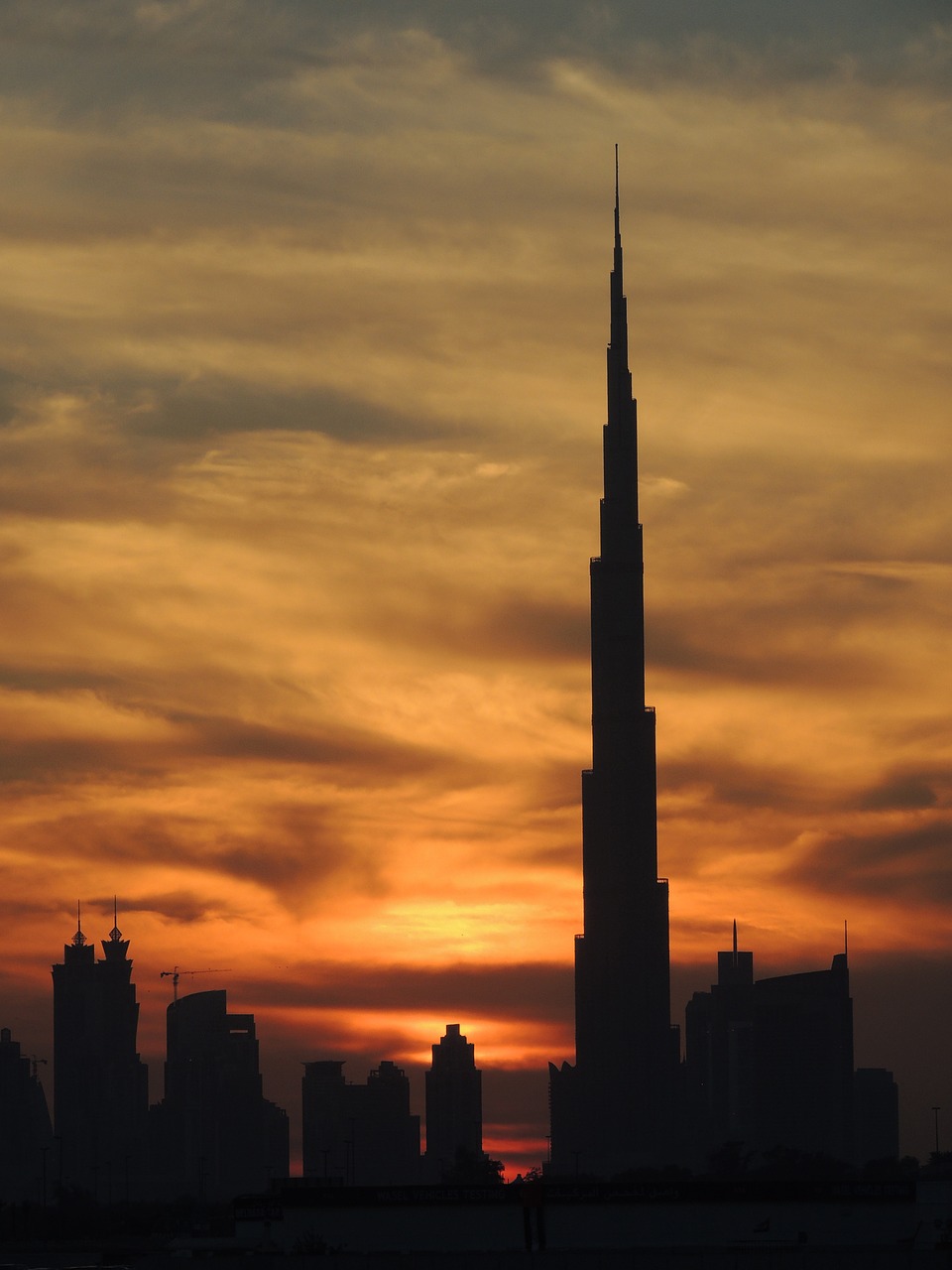 burj khalifa at the top reach out free photo