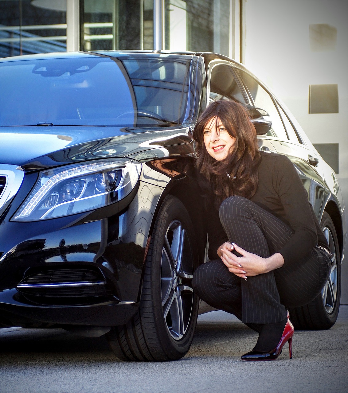 businesswoman mercedes black free photo