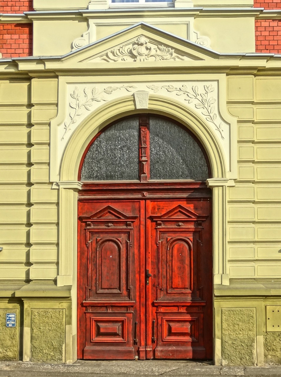 bydgoszcz portal door free photo