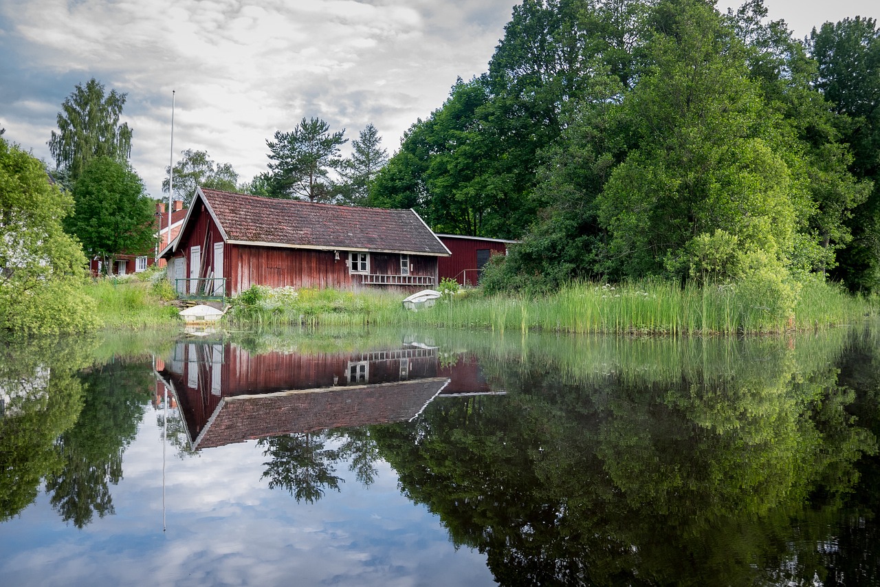 cabin cottage lake free photo