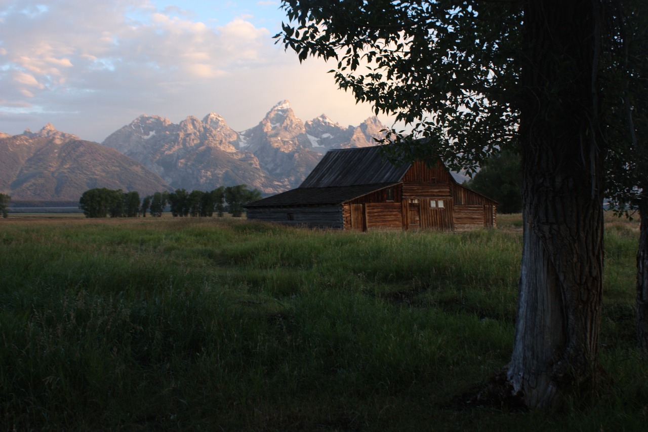 cabin mountains remote free photo