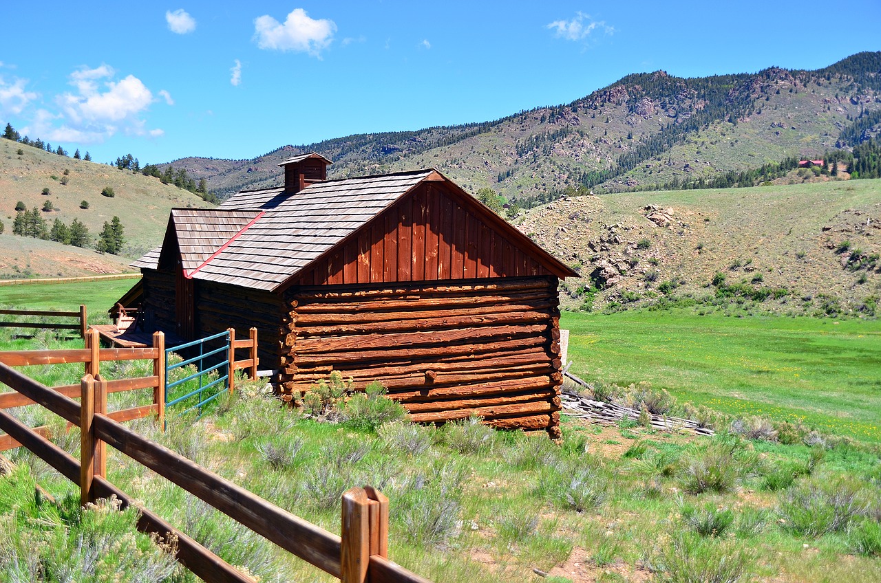 cabin barn old free photo