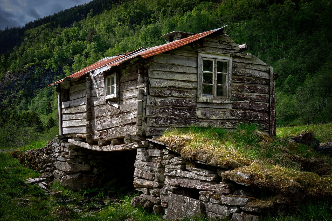 cabin hut abandoned free photo