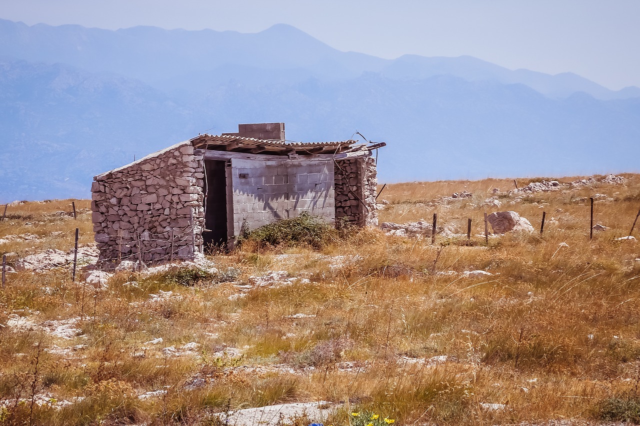 cabin  desert  abandoned free photo