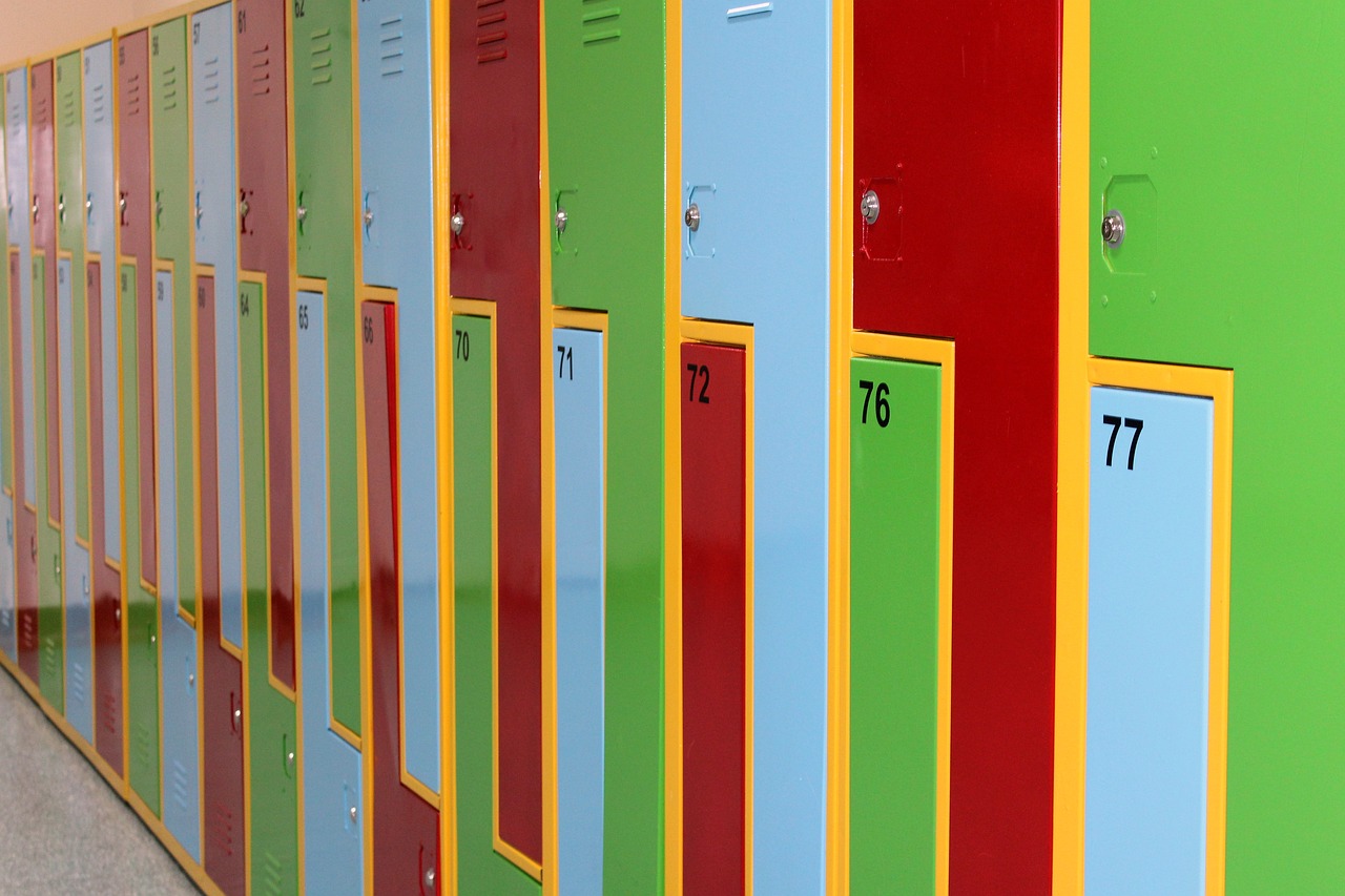 Разноцветные шкафчики в школе