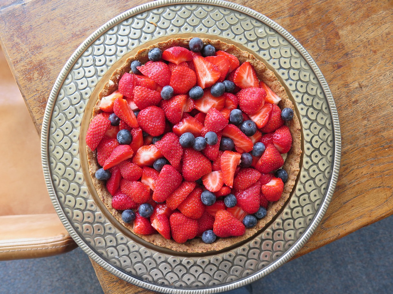 cake strawberries circle free photo