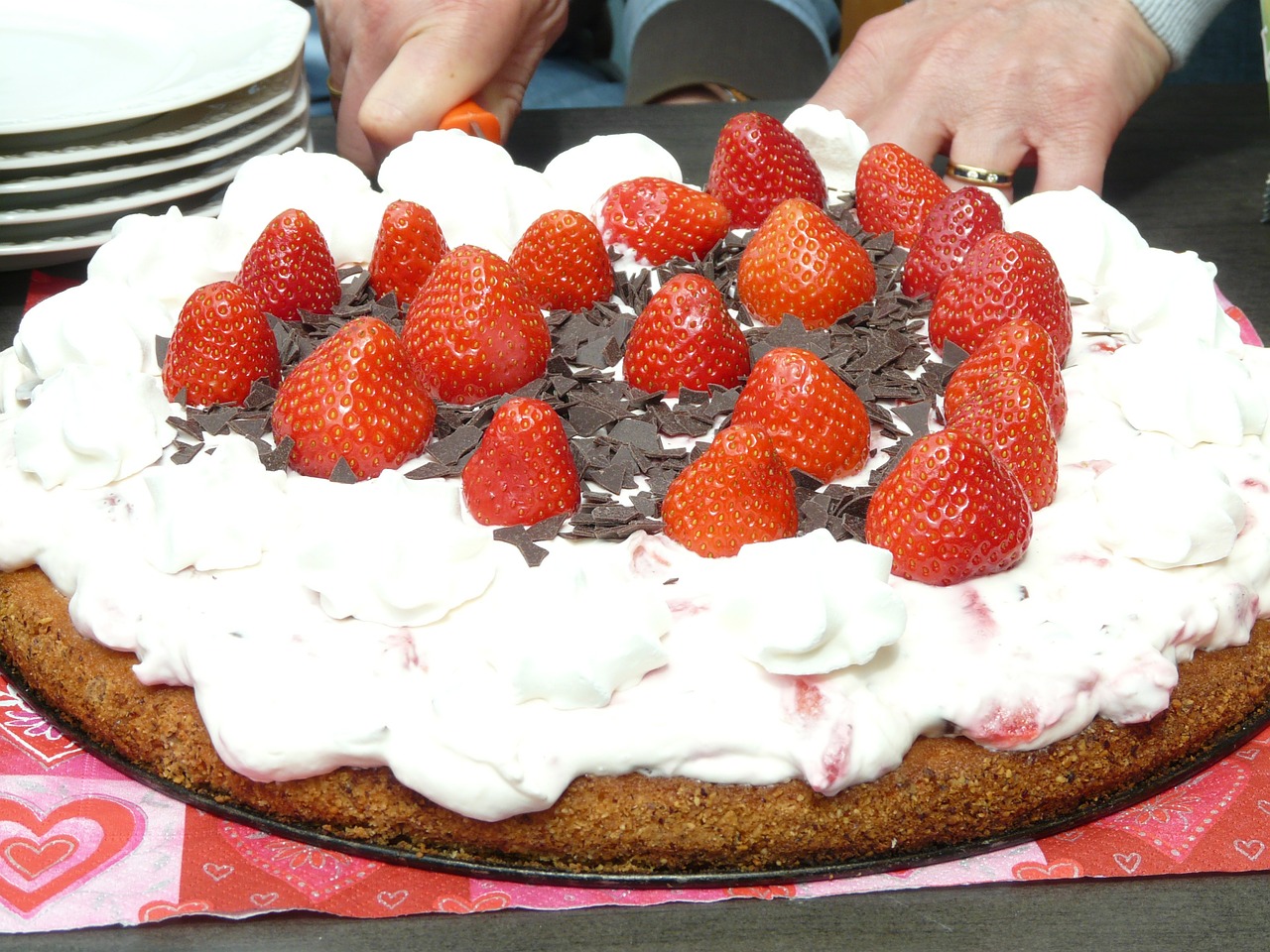 cake cutting of serve free photo