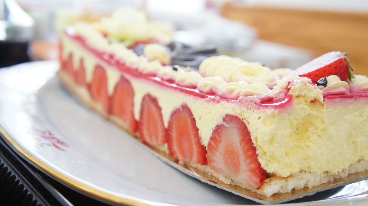 cake strawberry fruit free photo