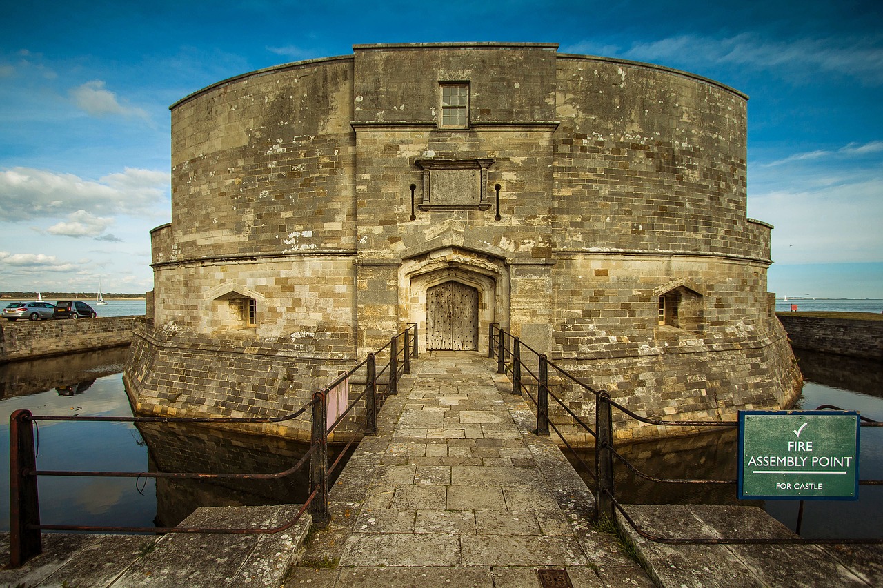 calshot castle ocean monument free photo