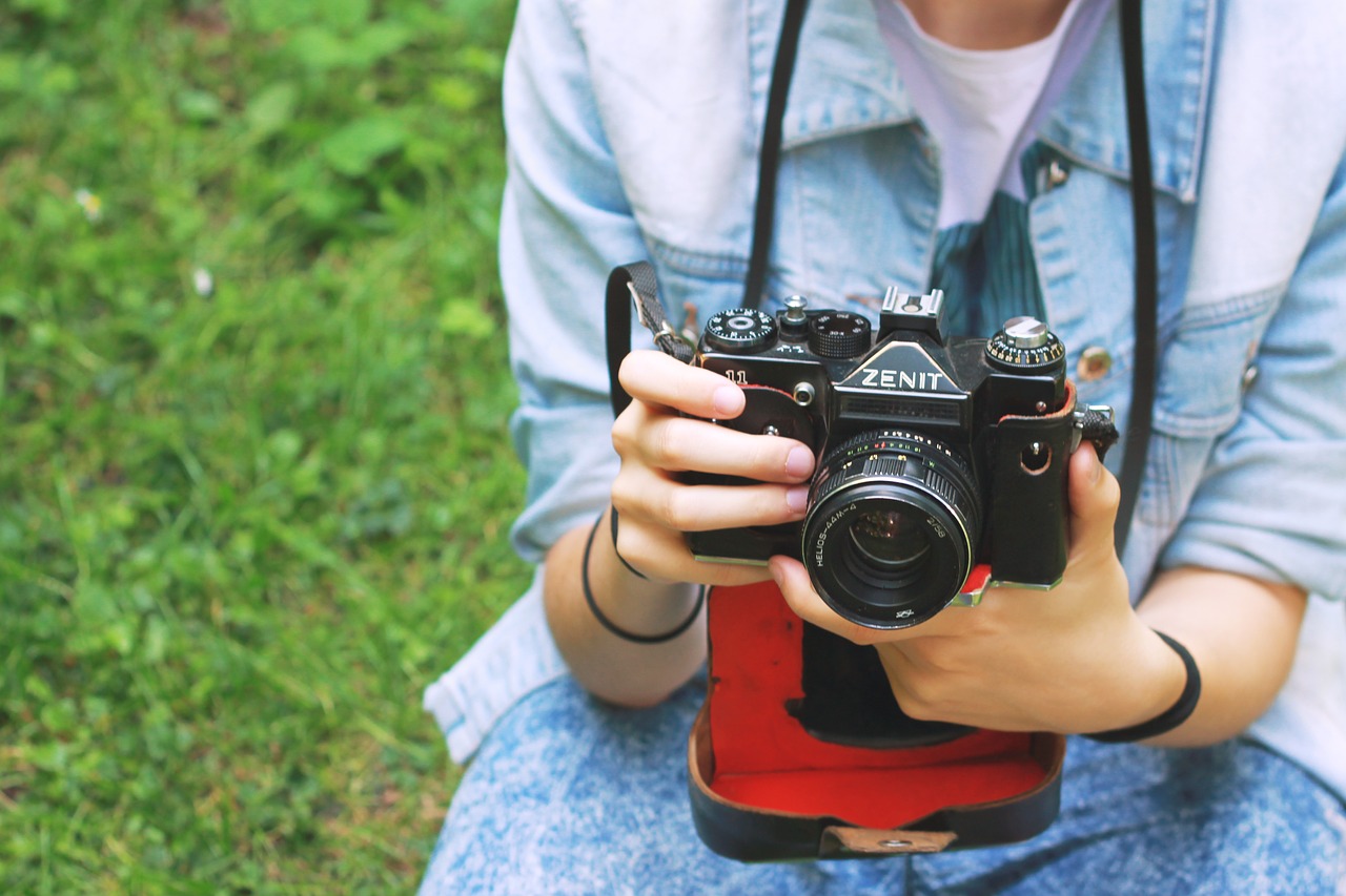 Камера берете. Фотоаппарат. Фотоаппарат Зенит. Фотоаппарат фотографирует. Фотоаппарат Зенит снимки.