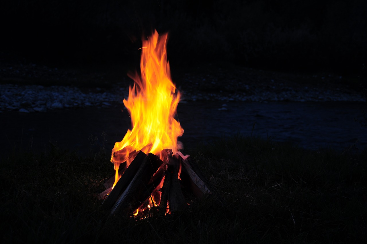 camp  campfire  campfire at the edge of the river free photo