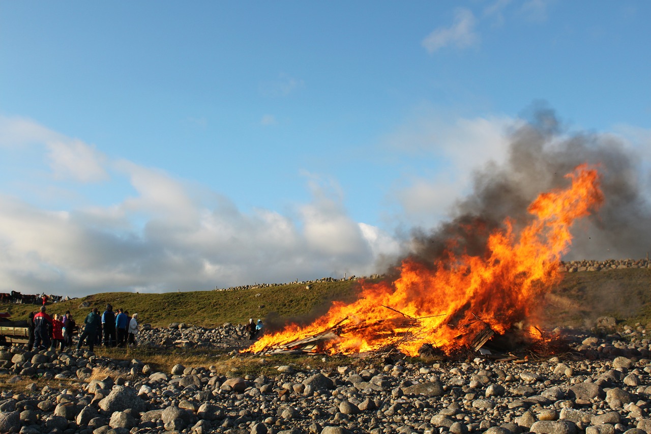 campfire  his st  s day free photo