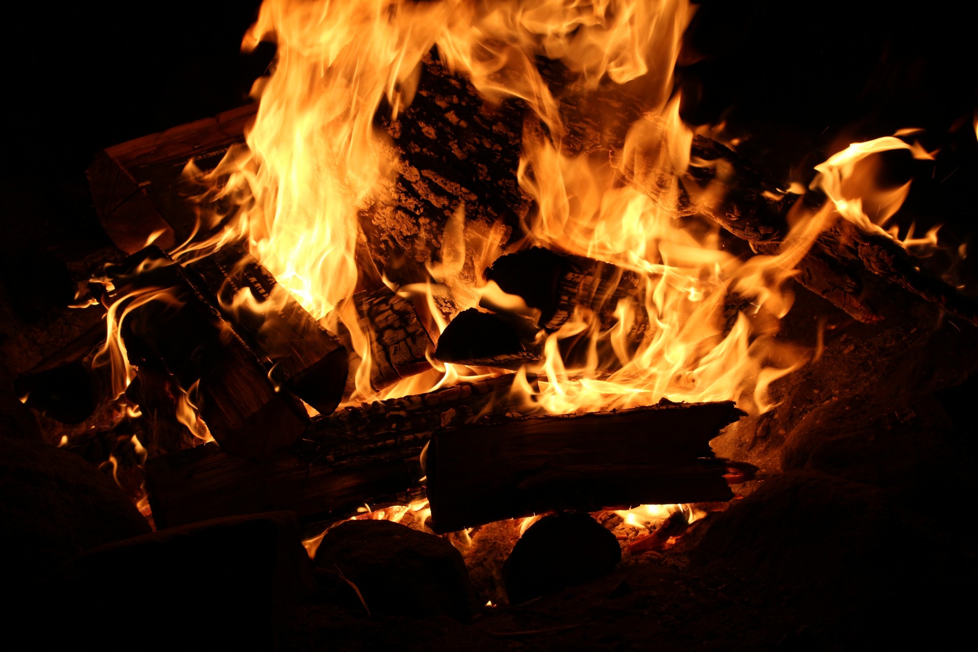 campfire night burn free photo