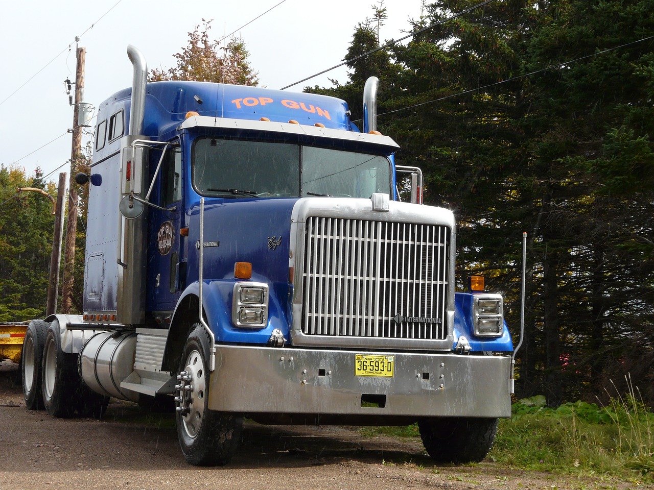 canada truck red free photo