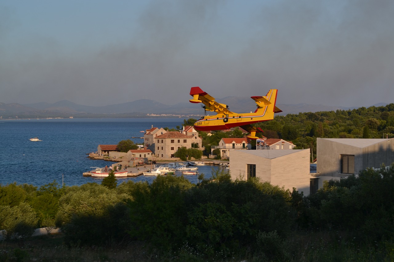 canadair firefighting plane  croatia  dalmatia free photo