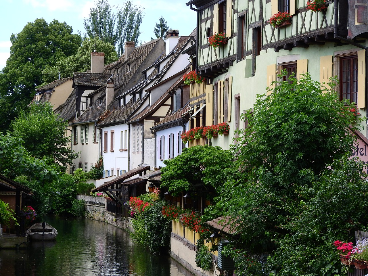 canal half-timbered houses historical center free photo