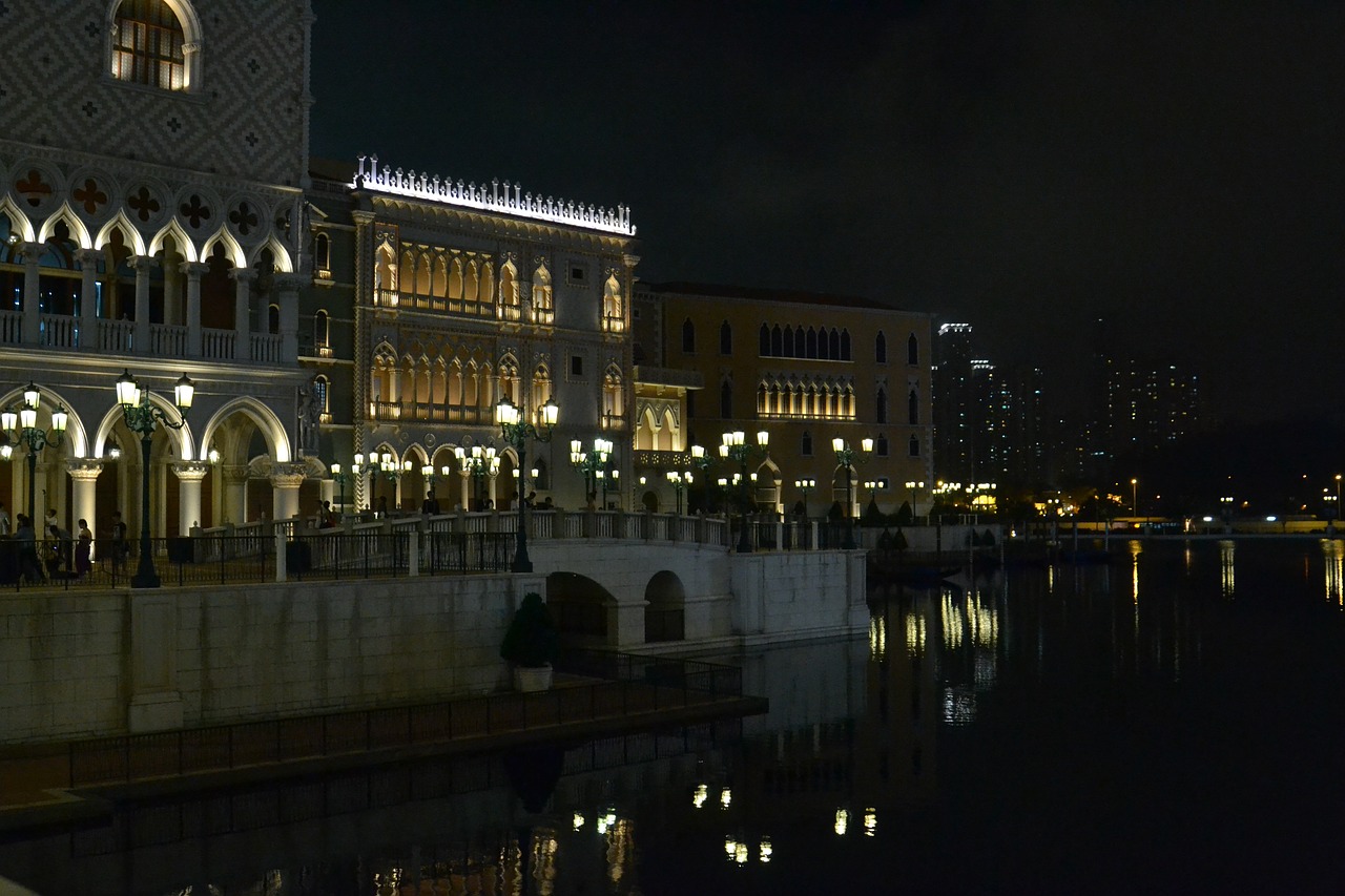 canal night lights free photo