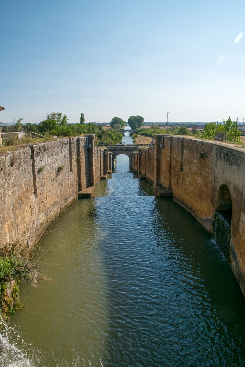 canal de castilla  water  fromista free photo