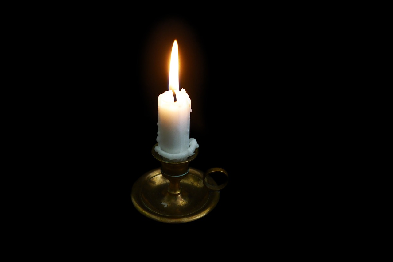 Горящая свеча в подсвечнике