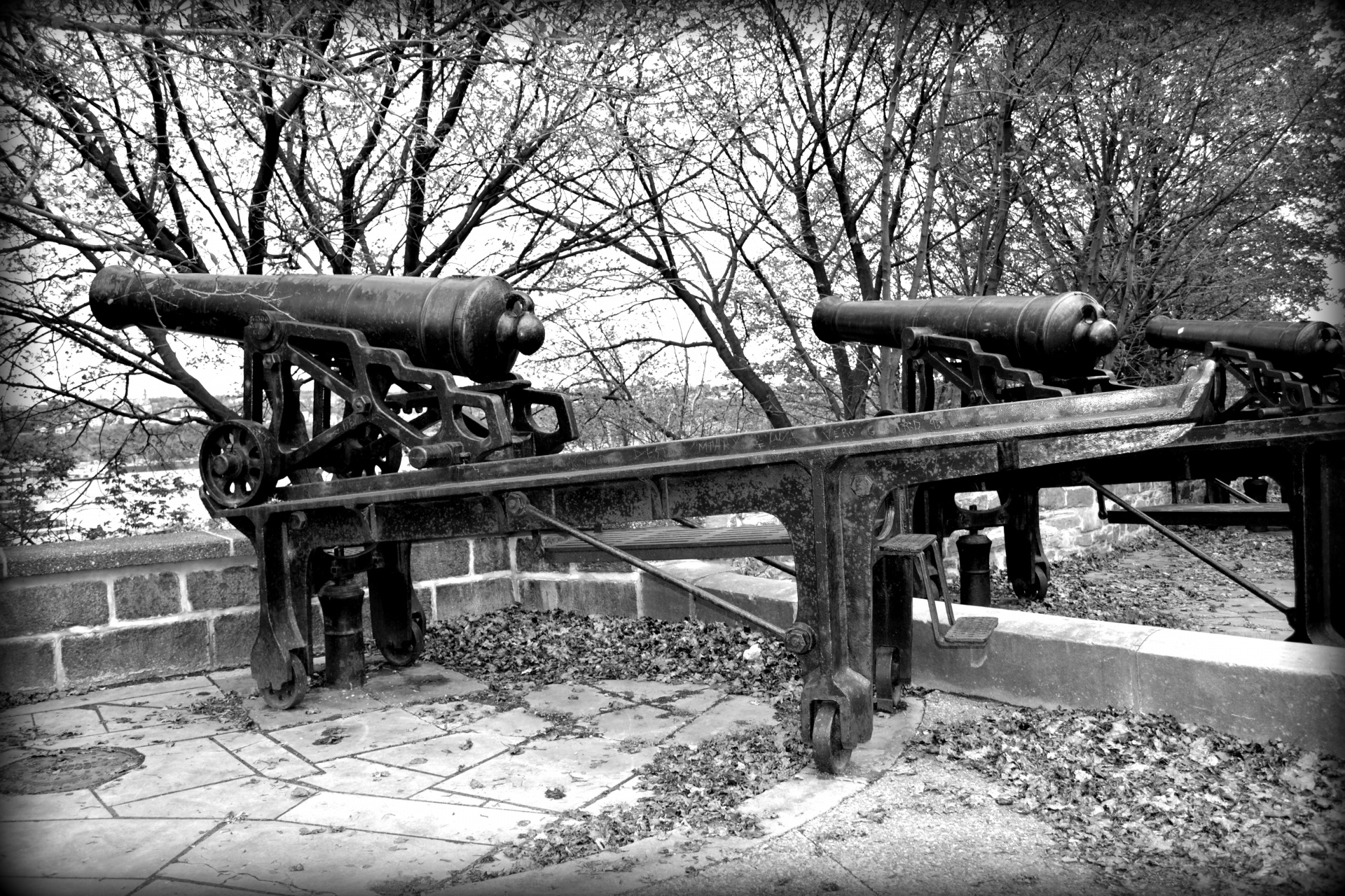 Cannons,quebec,city,black white,canada free image from
