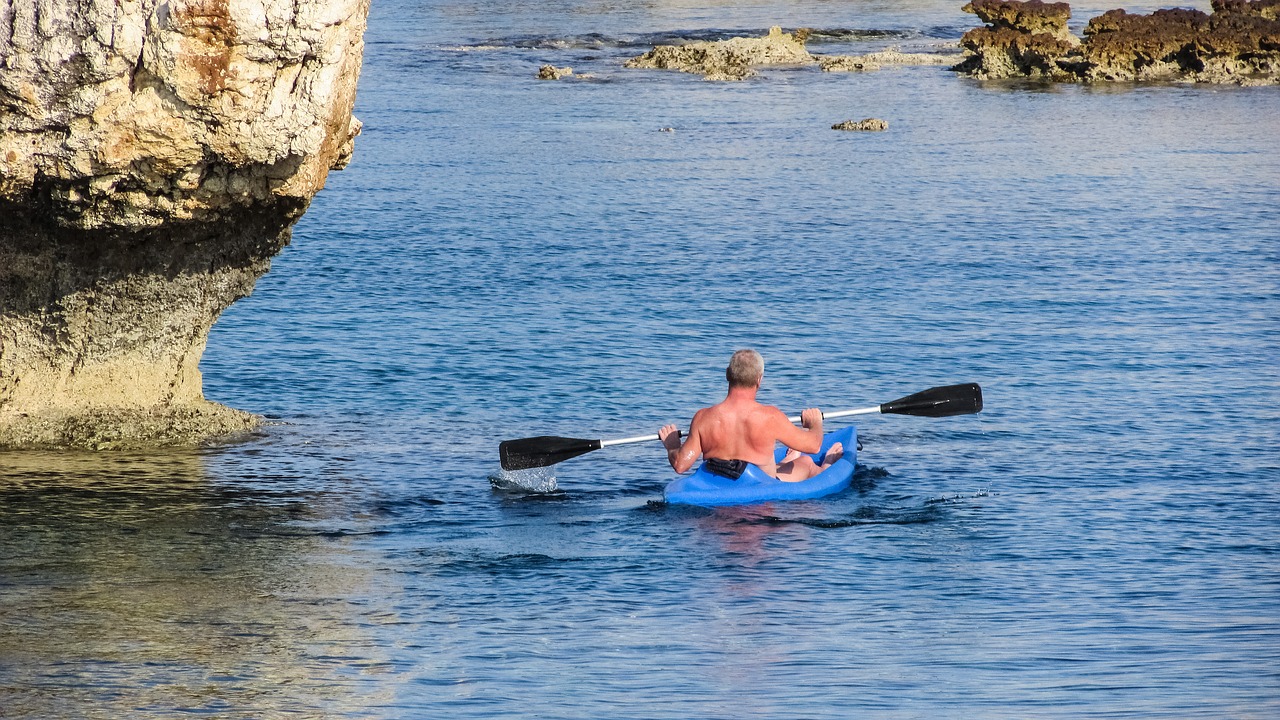 canoe canoeing water free photo