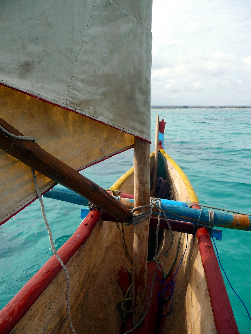 canoe color ocean free photo