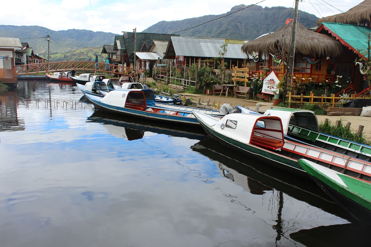 canoes boats gaps free photo