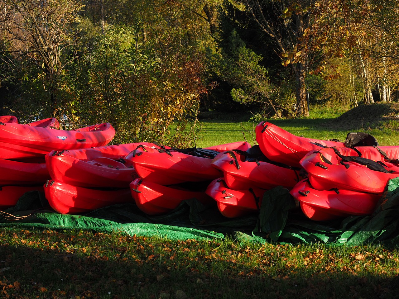 canoes boats red free photo