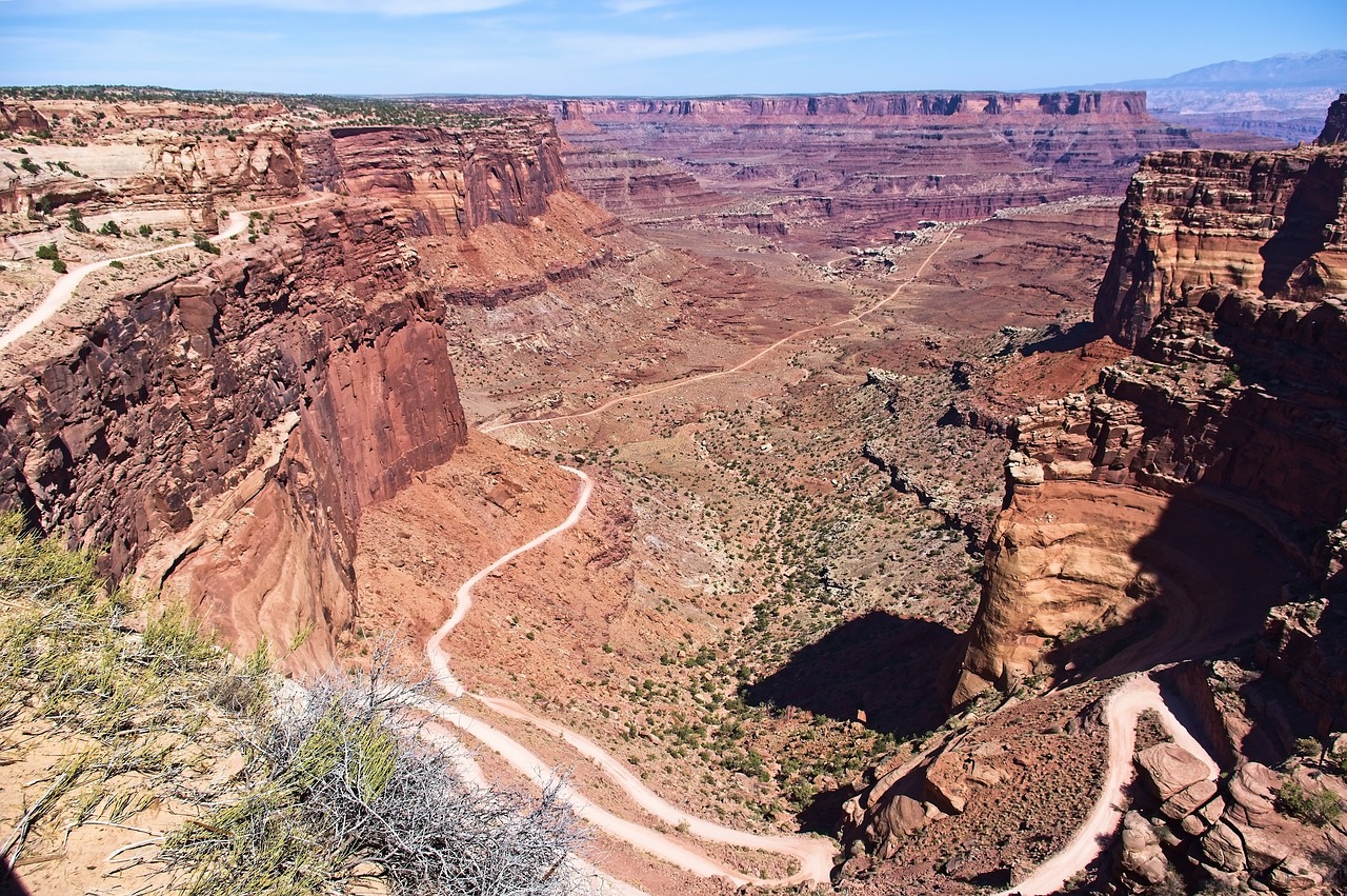 canyonlands shafer canyon road  desert  canyonlands free photo