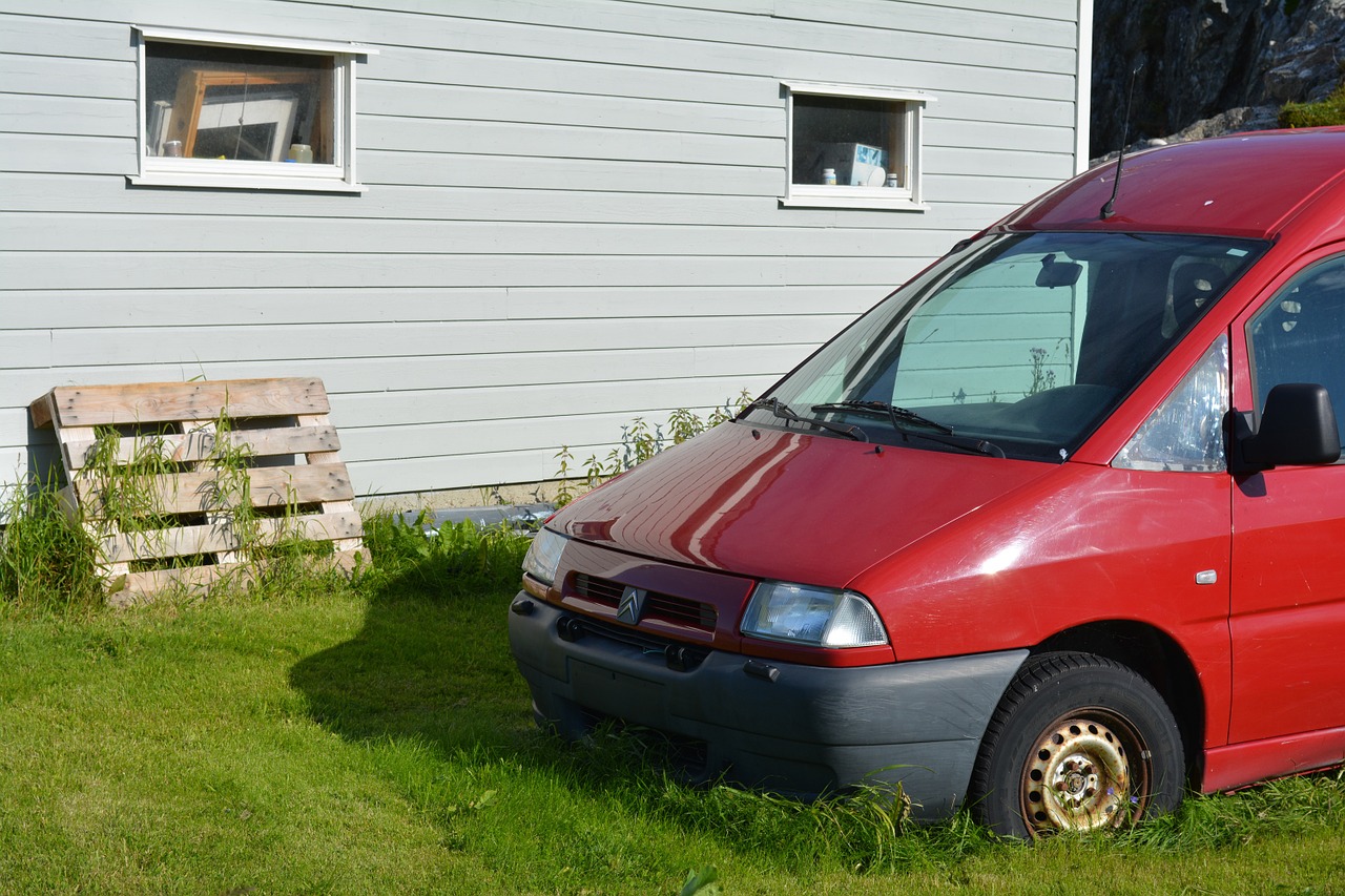 car red house free photo