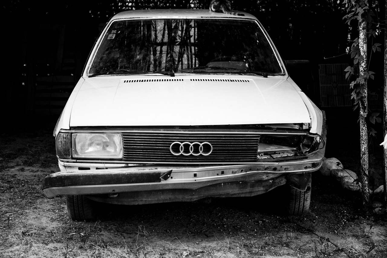 car audi old accident free photo