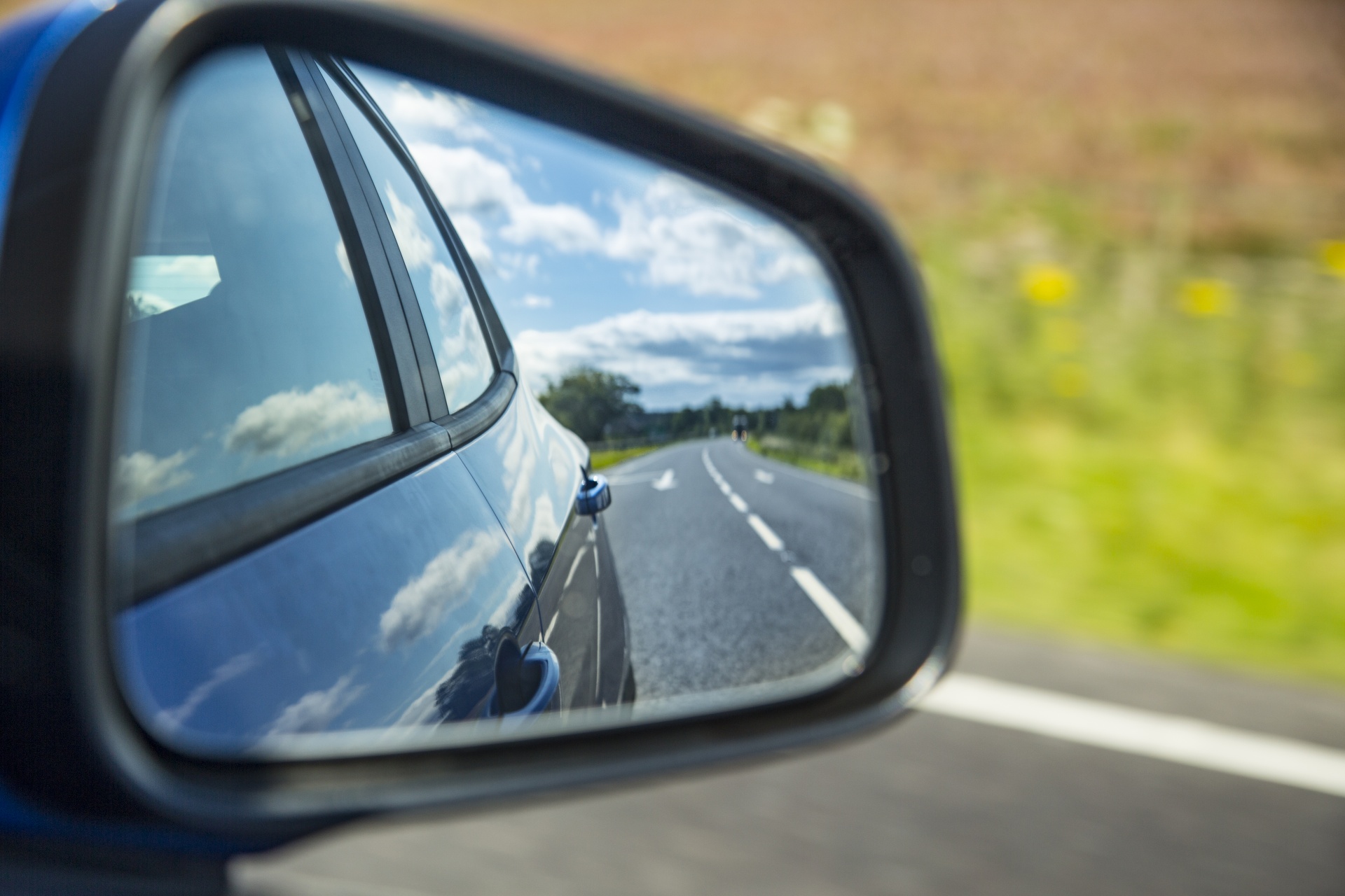 Auto mirror. Отражение в зеркале заднего вида. Вид в боковое зеркало машины. Вид с зеркала машины. Отражение в боковом зеркале авто.