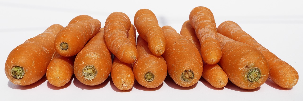 carrots lying carrot free photo