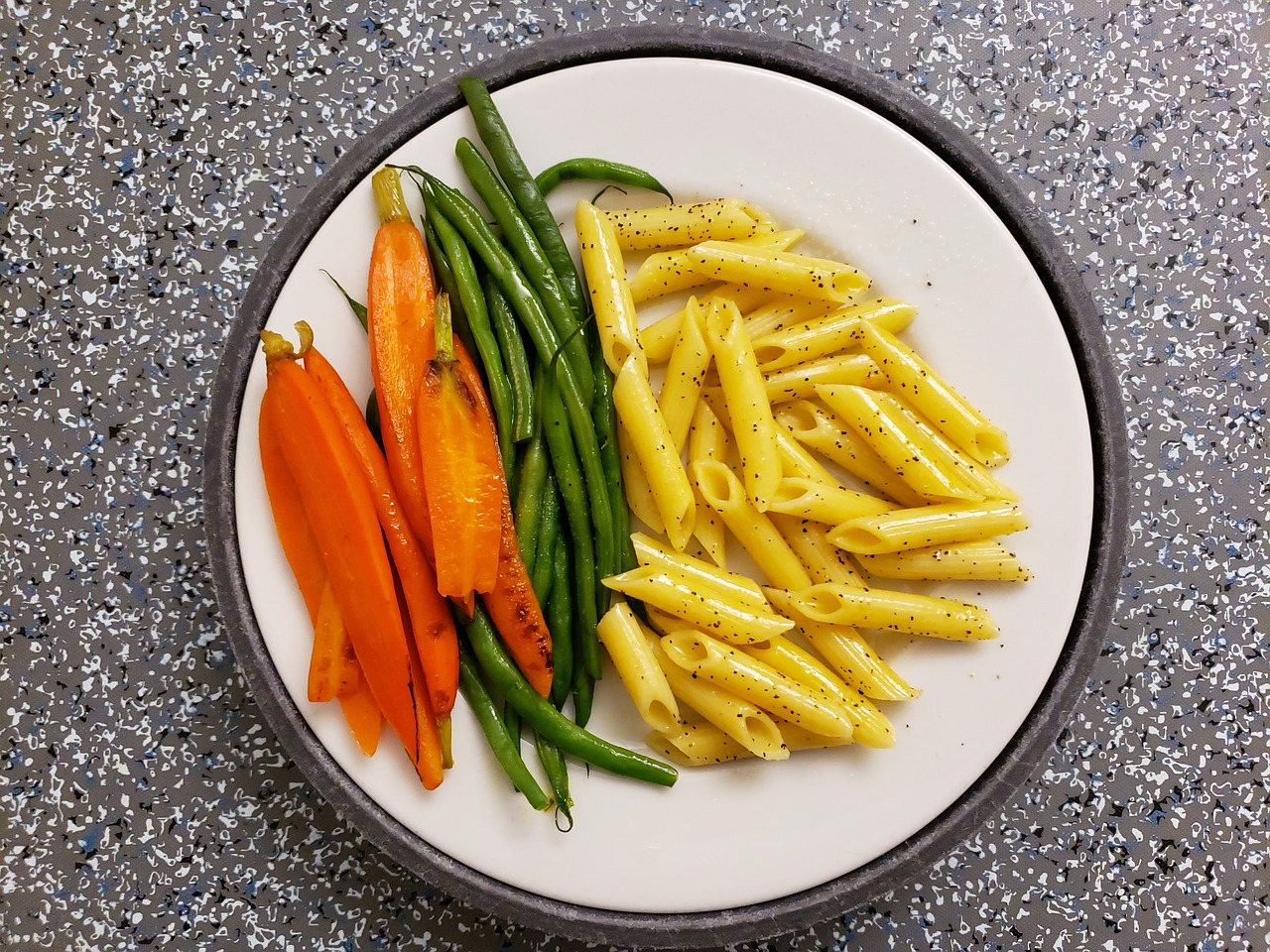carrots  green beans  penne pasta free photo