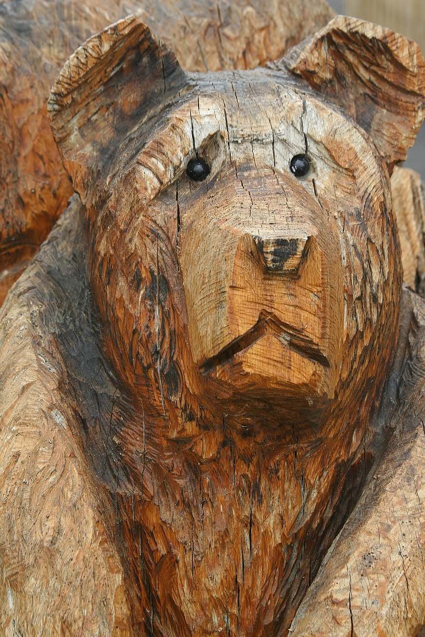 carving wood bear free photo